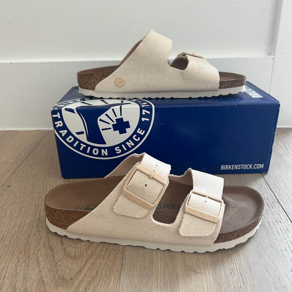 NWT ✨Arizona VEGAN Rivet sandals